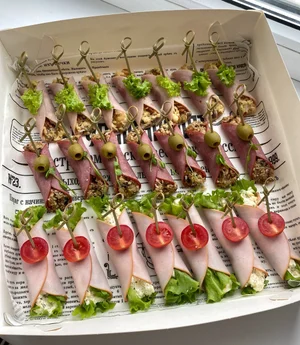 Гастробокс с закусками (тарталетки, канапе, брускетты, рулетики, авторские закуски)
