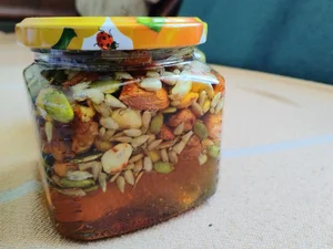 Мед с орехом и семечкой