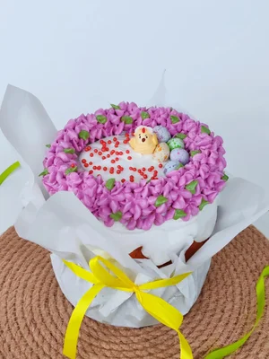 Фирменный сдобный кулич на желтках, украшенный зефиром