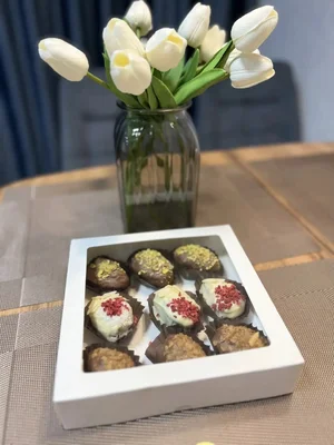 Наборы с королевскими финиками, клубникой, сердцами с гранатом и отборными орехами, пончиками со свежими ягодами и дубайской начинкой в бельгийском шоколаде