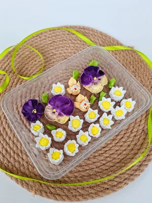 Фирменный сдобный кулич на желтках, украшенный зефиром