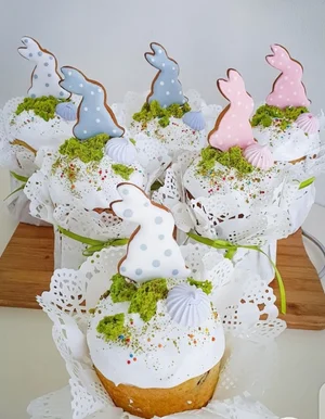 Кулич творожный с изюмом и вяленой вишней