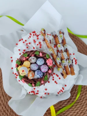 Фирменный сдобный кулич на желтках, украшенный зефиром