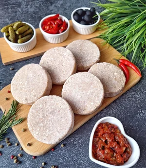 Курочка вязанка в беконе с картофелем, грибами и сыром