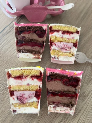 Торт в стакане и небольшой букетик