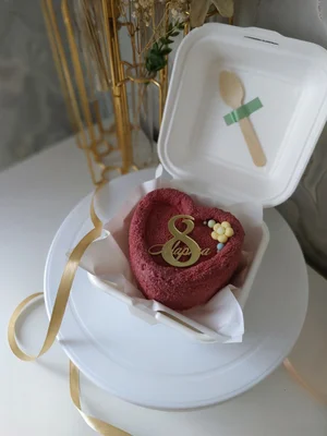 Муссовый бенто-торт с малиной и земляникой