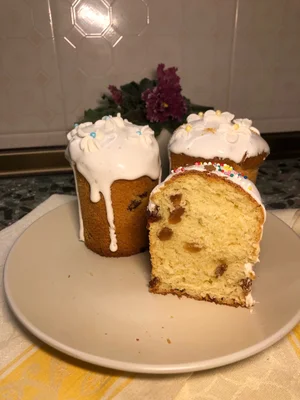 Кулич дрожжевой на сливках с изюмом
