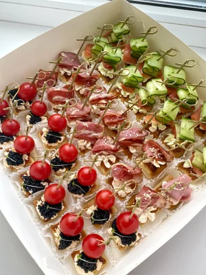Гастробокс с закусками (тарталетки, канапе, брускетты, рулетики, авторские закуски)