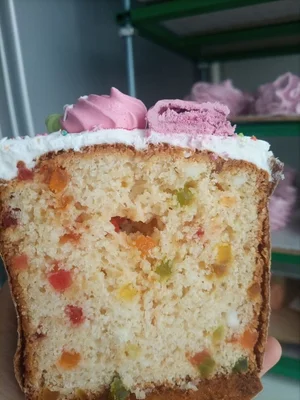 Кулич творожный с изюмом и вяленой вишней