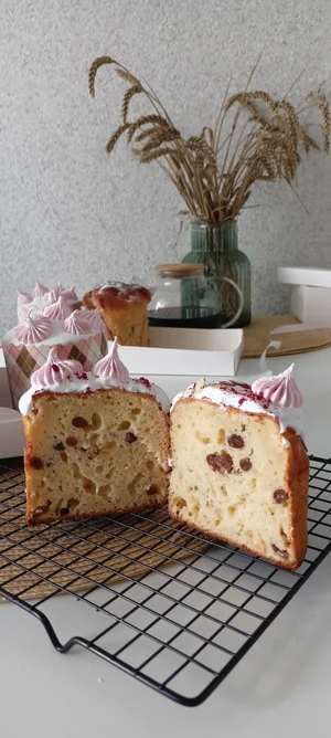 Классический кулич на молоке с вяленой клюквой