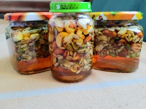 Мед с орехом и семечкой