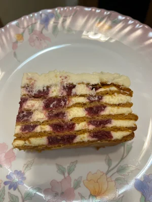 Медовик с вишней и карамелью