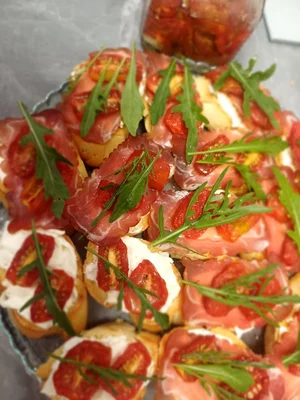 Вяленые помидоры и сливы в ароматном масле