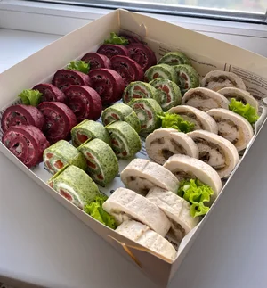 Гастробокс с закусками (бенто торты, тарталетки, рулетики, мини-вафли, канапе)