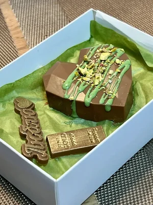 Наборы с королевскими финиками, клубникой, сердцами с гранатом и отборными орехами, пончиками со свежими ягодами и дубайской начинкой в бельгийском шоколаде