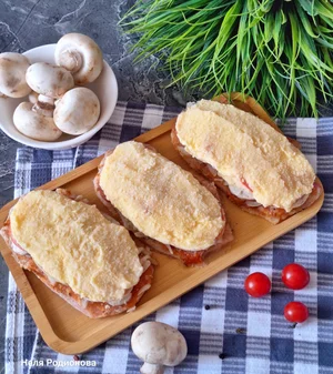 Курочка вязанка в беконе с картофелем, грибами и сыром