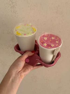 Торт в стакане и небольшой букетик