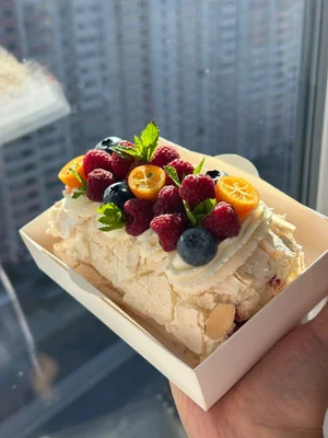 Меренговый рулет с малиной