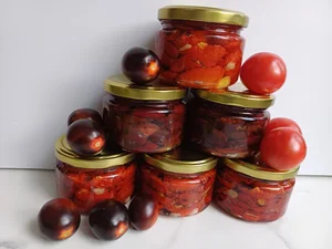 Вяленые помидоры и сливы в ароматном масле