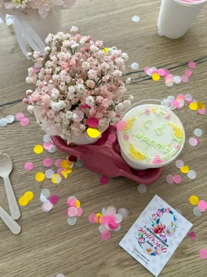 Торт в стакане и небольшой букетик