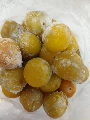 Замороженная желтая слива