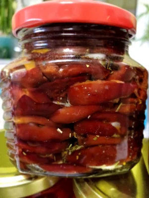Вяленые помидоры и сливы в ароматном масле