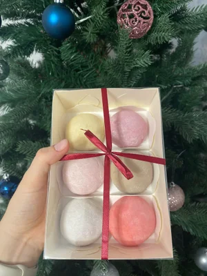 Ванильный капкейк с клубничной начинкой и кремом чиз с шоколадом