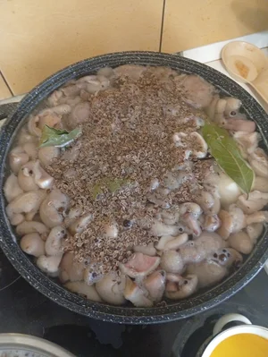 Грибы маринованные