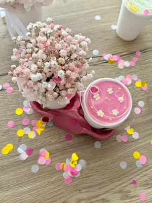 Торт в стакане и небольшой букетик