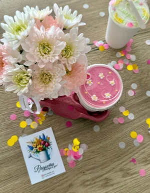 Торт в стакане и небольшой букетик