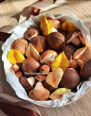 Коробочка зефирных грибочков (3 шт, шляпки в шоколадной глазури)